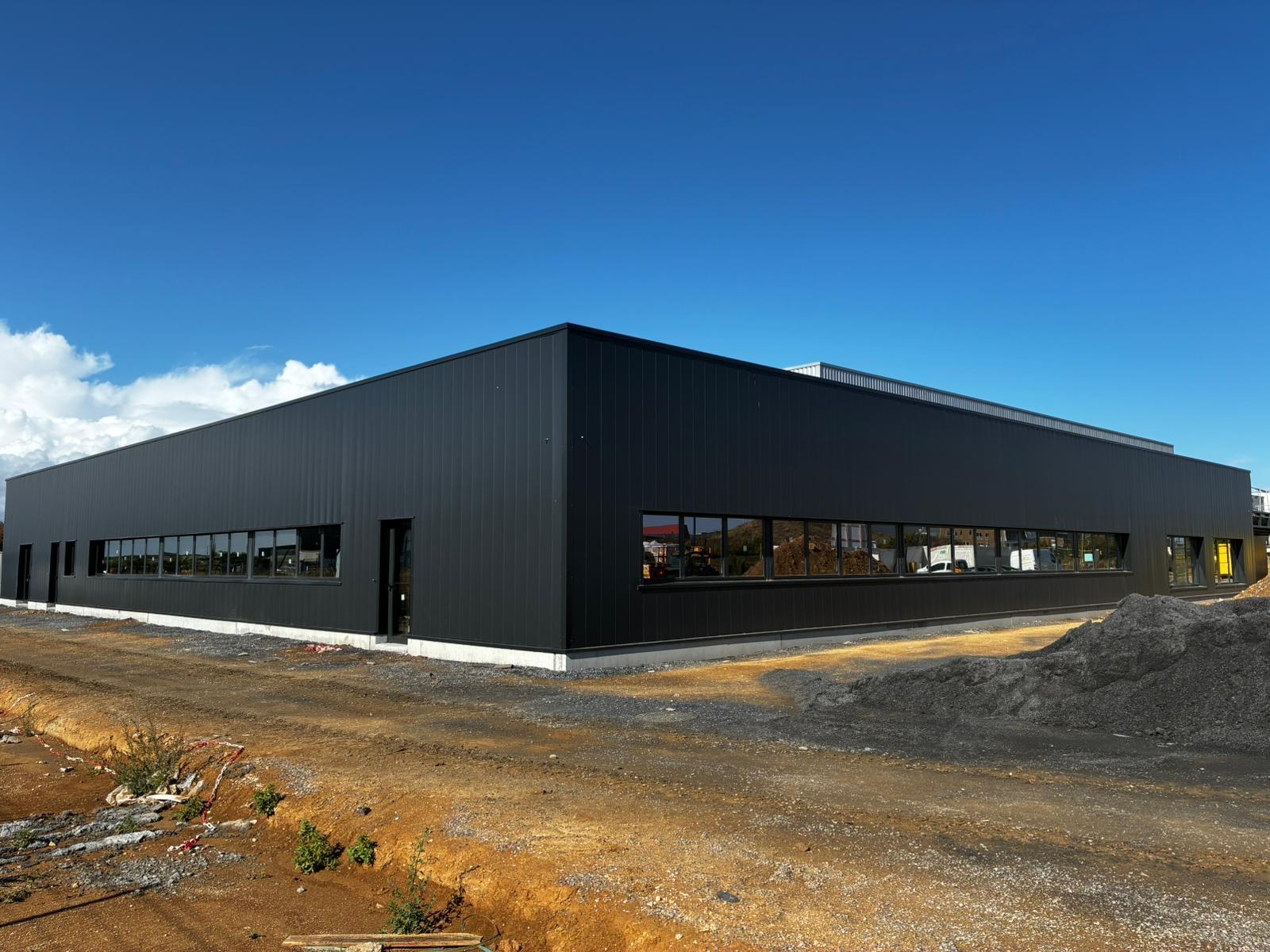 Hangar industriel avec bardage métallique noir - réalisation OPTIBARDAGE