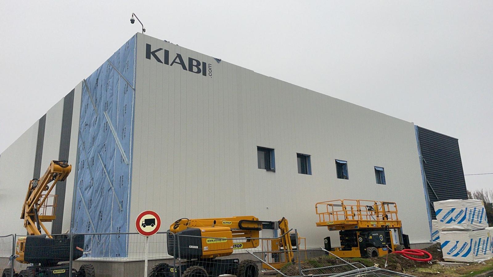 Hangar industriel - bardage métallique noir, chantier terminé