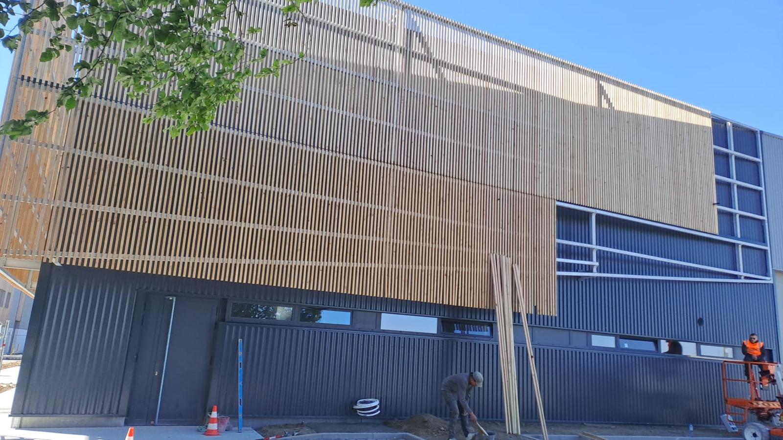Façade en cours d'habillage