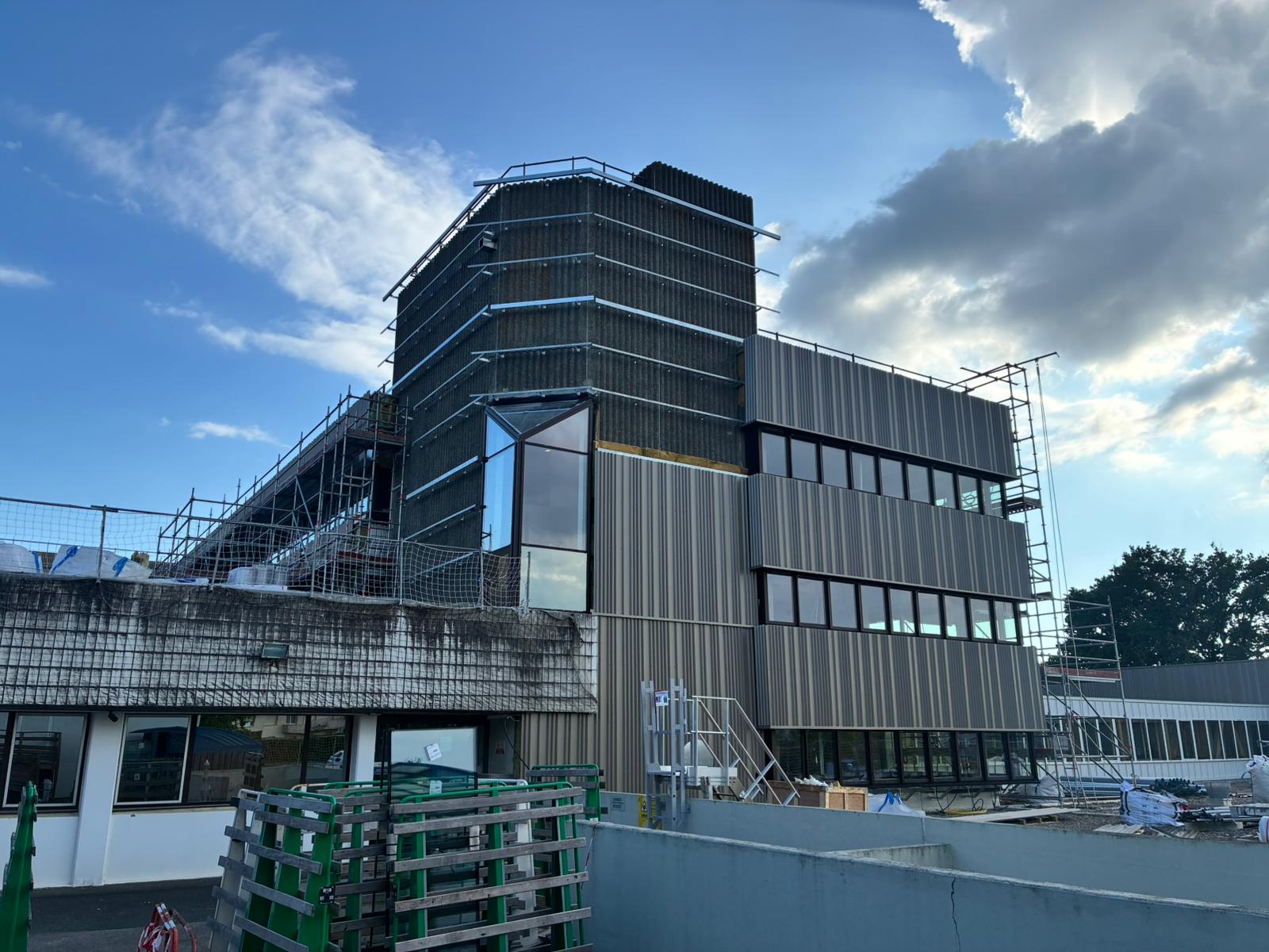 Immeuble de bureaux avec bardage vertical